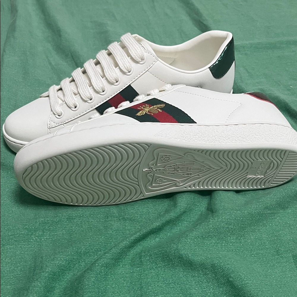 Gucci White Leather Sneakers with Red & Green Stripe and Bee Embroidery - Picture 4 of 4